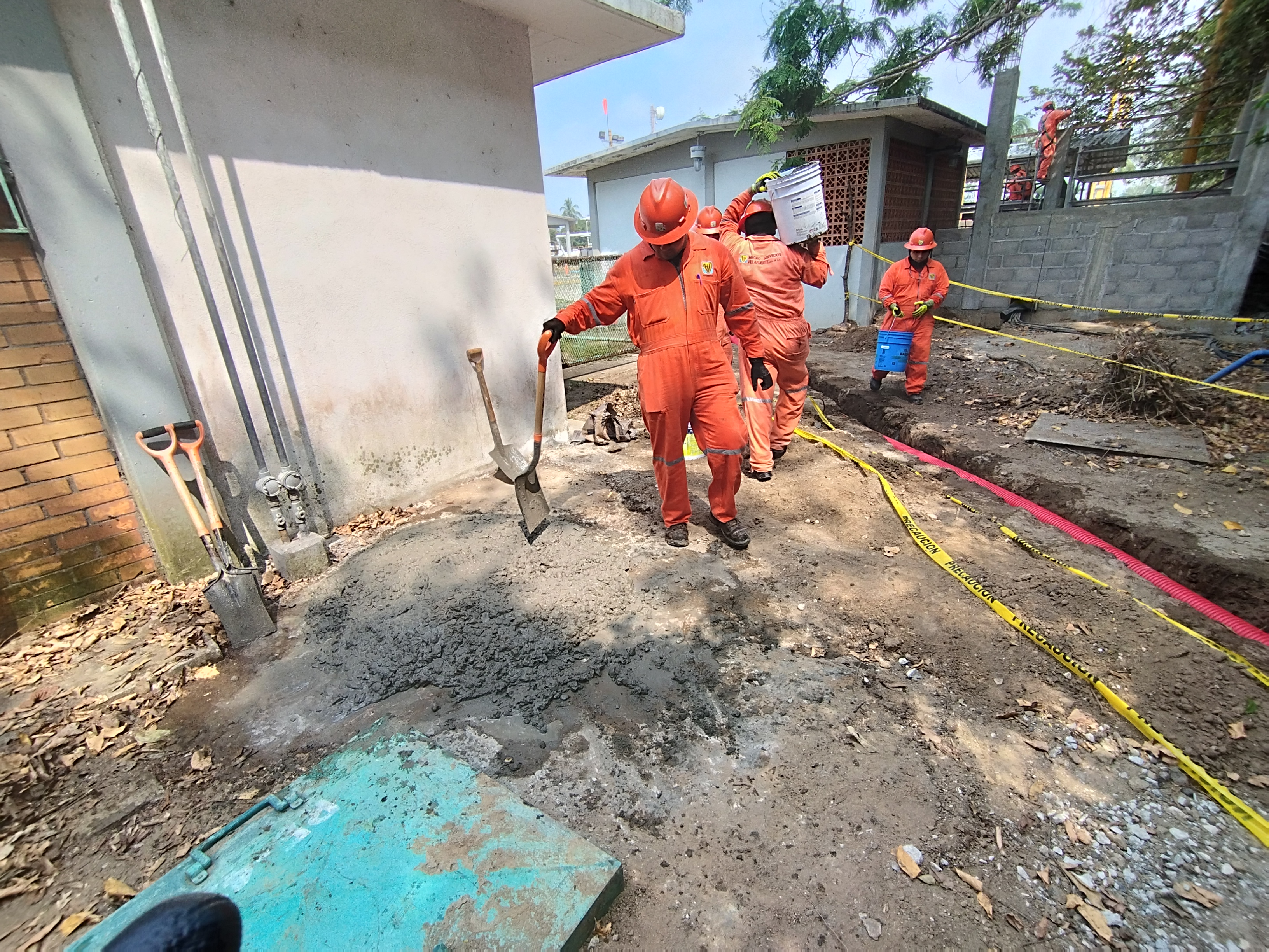 Trabajos de colado de concreto en área industrial